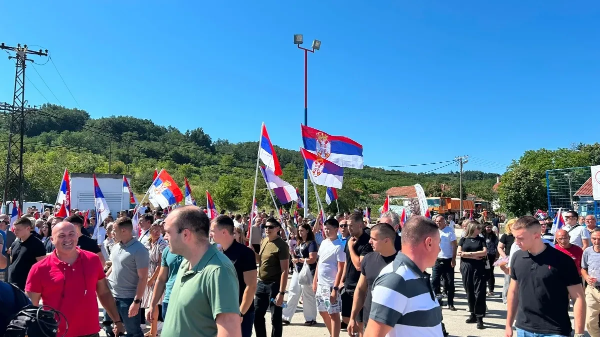 Vučić obilazi radove kod Leskovca: Rešenje višedecenijskog problema za meštane Gornjih i Donjih Sinkovaca, veliki broj građana čeka predsednika