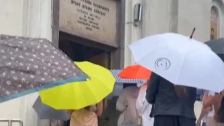 Vernici na Petrovdan na liturgiji: Ne smeta ni najveći pljusak