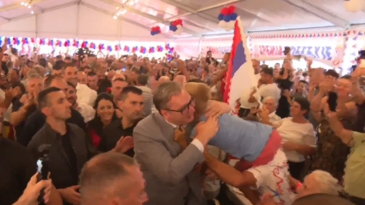 Obraća se predsednik Vučić: "Hvala što ste pokazali da pristojnu Srbiju da pobede ne mogu!" (FOTO/VIDEO)