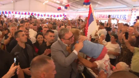 Kakav doček za Vučića! Predsednik u poseti Jadranskoj Lešnici, građani ga dočekali trobojkama (VIDEO/FOTO)
