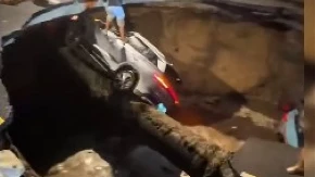 Ceo put skliznuo u ambis i sa sobom povukao automobile i ljude: Katastrofa u Kini (VIDEO)