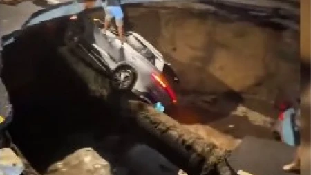 Ceo put skliznuo u ambis i sa sobom povukao automobile i ljude: Katastrofa u Kini (VIDEO)