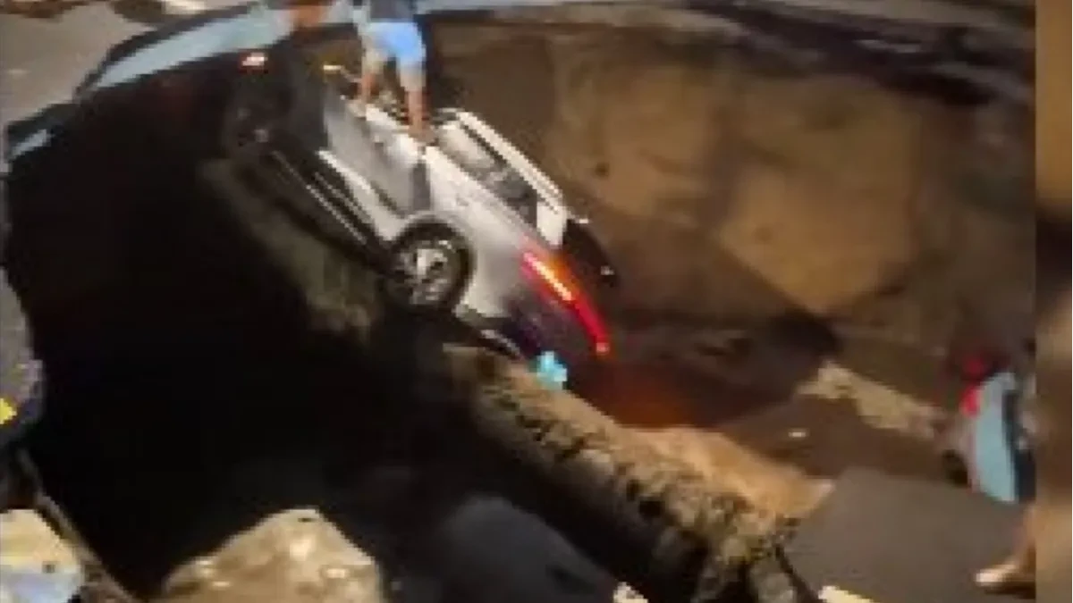Ceo put skliznuo u ambis i sa sobom povukao automobile i ljude: Katastrofa u Kini (VIDEO)