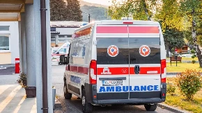 Pospani deda vozio kombi koji je sleteo s puta! Jedna devojka poginula - petoro na intenzivnoj nezi!