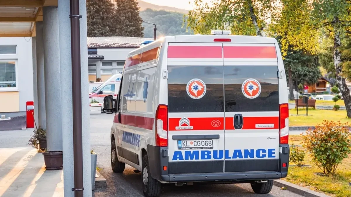 Pospani deda vozio kombi koji je sleteo s puta! Jedna devojka poginula - petoro na intenzivnoj nezi!