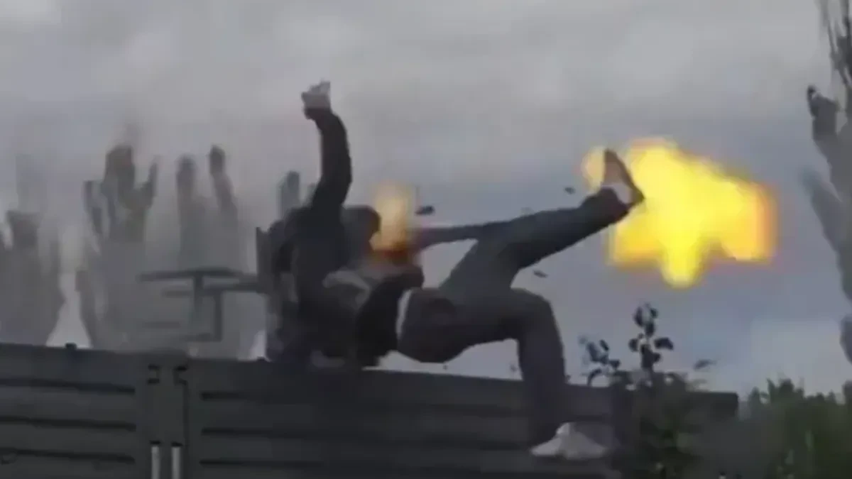 Mitraljez se oteo kontroli i počeo sam da rešeta sve oko sebe! Jeziv snimak sa fronta (VIDEO)