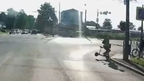 (Uznemirujući snimak) Vozač električnog trotineta poginuo nakon udara u ivičnjak