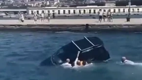 Drama na Jadranu! Autom uleteo u more, snimljen herojski potez vojnika (VIDEO)