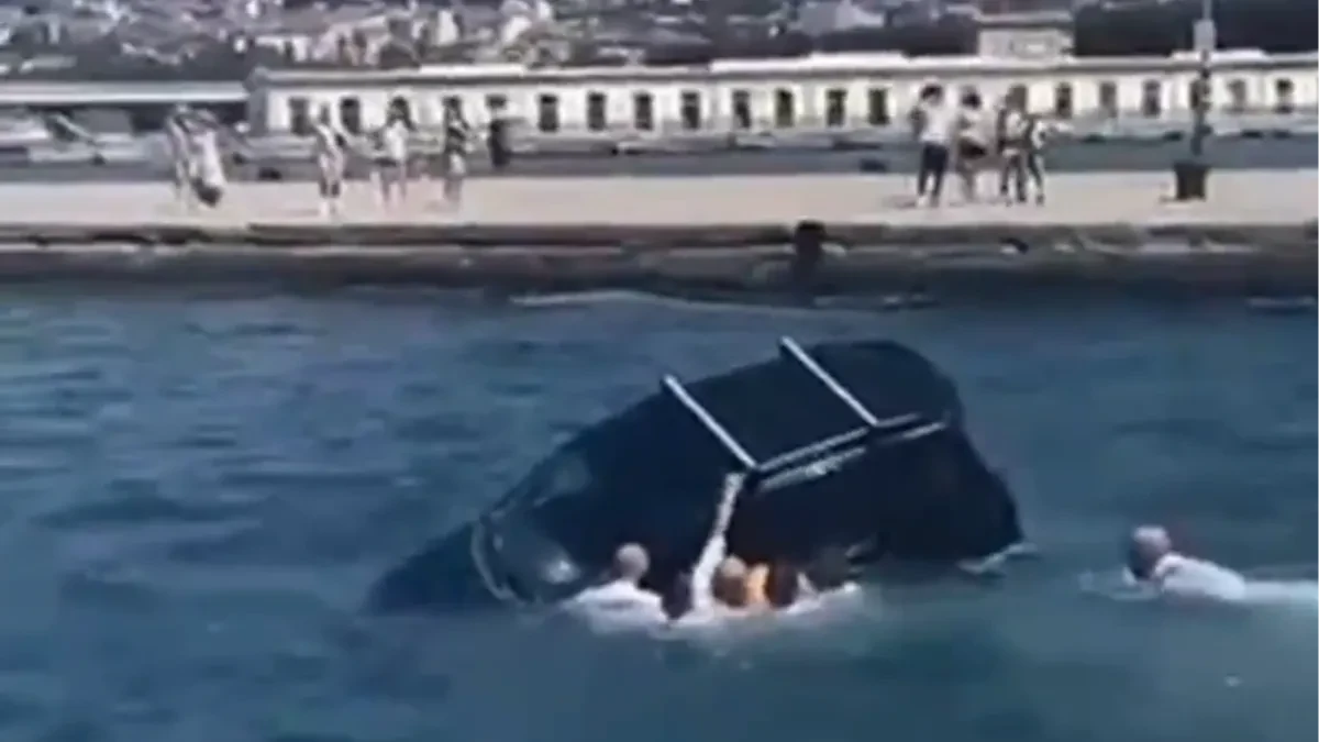 Drama na Jadranu! Autom uleteo u more, snimljen herojski potez vojnika (VIDEO)
