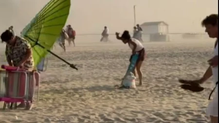 Nebo se za minut smračilo, ljudi u panici bežali sa plaže: Vetar nosio suncobrane, temperatura u trenutku pala za 10 stepeni (VIDEO)