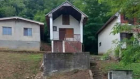 Vikendica za samo 10.000 evra! Ima struju, vodu, asfalt i rečicu pored placa, vlasništvo 1/1