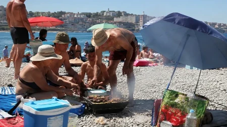 Paradajz turizam pro max: Pogledajte šta Balkanci rade nasred grčke plaže - ljudi su zgroženi