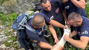 Drama na Durmitoru: Državljanka Poljske povredila nogu tokom planinarenja, izvlačili je vatrogasci-spasioci