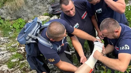 Drama na Durmitoru: Državljanka Poljske povredila nogu tokom planinarenja, izvlačili je vatrogasci-spasioci