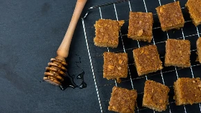 Sočni brauni sa medom za popodnevni predah: Desert koji se jede iz pleha