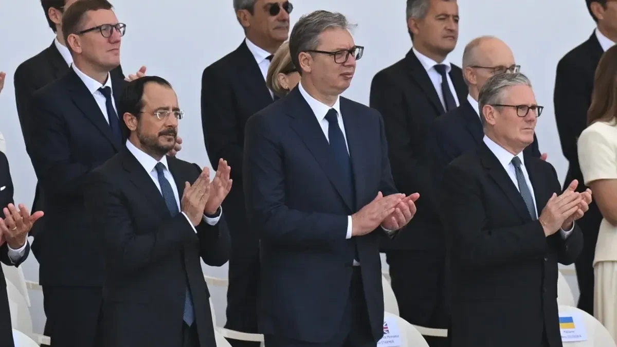 Blokaderi se opet blamiraju: Tvrde da je Vučić u Pariz otišao "nepozvan", a čekalo ga mesto u prvom redu