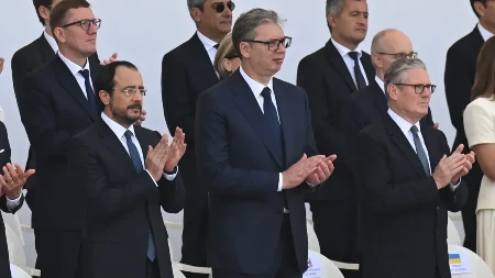 Blokaderi se opet blamiraju: Tvrde da je Vučić u Pariz otišao "nepozvan", a čekalo ga mesto u prvom redu