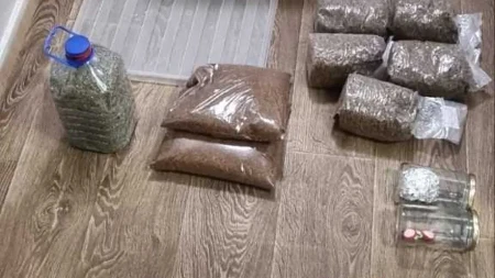 Velika zaplena u Čačku! Droga, vagica i novac pronađeni u stanu osumnjičenog