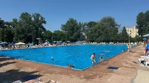 Drama na bazenu kod Mladenovca! Muškarac (49) izvučen iz vode bez svesti, lekari se bore za njegov život