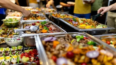 Stručnjak objašnjava zašto je zabranjeno pakovanje hrane sa hotelskih švedskih stolova