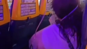 Ljubiša do pola ispao iz aviona, žena ga drži za noge! Objavljen snimak drame aviona iz Grčke! (VIDEO)