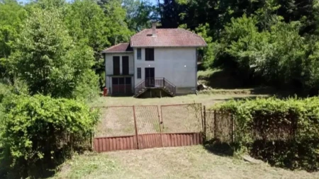 Kuća od 180 kvadrata sa 22 ara placa za samo 32.000 evra! Ova oaza je na 120 km od Beograda