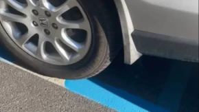 Čovek parkirao besplatno, a ujutru dobio kaznu - tokom noći prefarbali linije oko njegovog automobila 