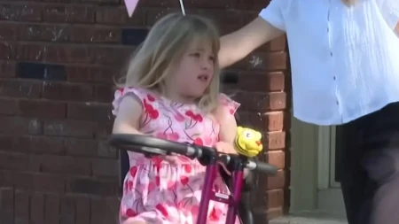 Devojčica (8) koja ima redak oblik dečje demencije: Svet plače zbog dirljivog iznenađenja koje joj je priređeno