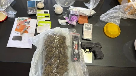 Hapšenje kod Bačke Palanke! Osumnjičenom za prodaju droge pronađeni amfetamin, ekstazi, kokain i ilegalni pištolj