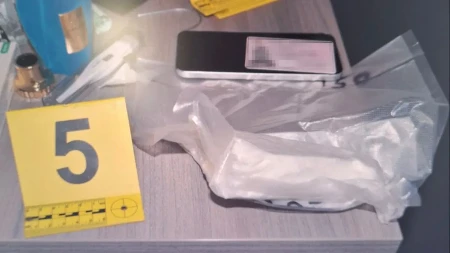 Pao lanac prodaje amfetamina u Bečeju! Trojica osumnjičena, droga pronađena u paketićima