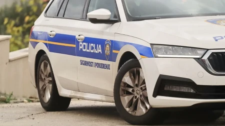 Policajci u službenom automobilu imali odnose sa ženom?! Skandal kod Požege, muž otkrio snimke