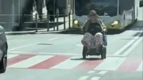 Vozači su u neverici gledali šta se dešava: Starija žena u invalidskim kolicima pojavila se usred prometne ulice, snimak obilazi region