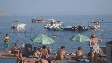 Zaspali na parkingu, kad su se probudili ostali bez svega: Sekund nepažnje na plažama u Crnoj Gori i pretvara vam se odmor u pakao