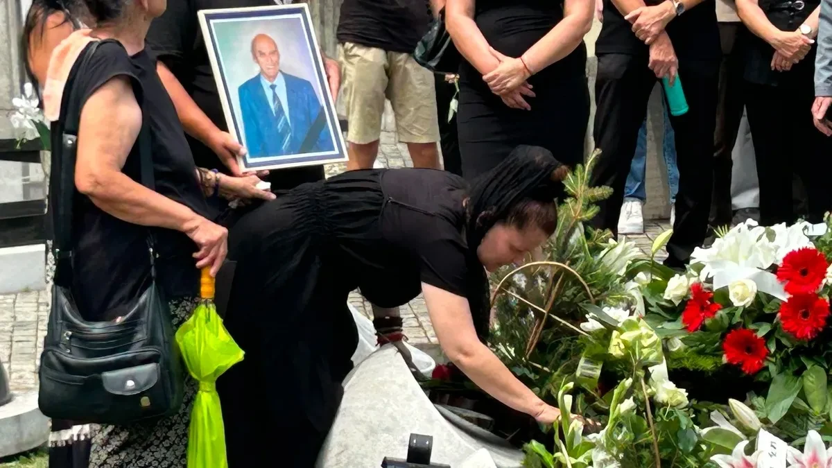 Sahranjen Andrija Bajić! Malu Canu drže da ne upadne u raku, uznemirujuće scene na Novom groblju