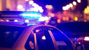 Policajci na dužnosti u službenom autu imali odnose s meštankom: Sve snimali telefonom, a onda se dogodio haos 