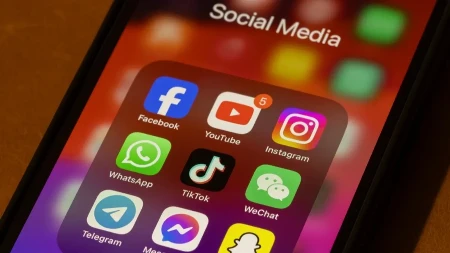 Velika Britanija uvodi noćnu zabranu društvenih mreža za tinejdžere - od ponoći bez Instagrama i Tiktoka
