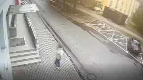 Neverica u policijskoj stanici: Muškarac pijan došao kolima do stanice da se izvini što je takav vozio- a kada su mu zavirili  u kola, policajci su imali šta da vide