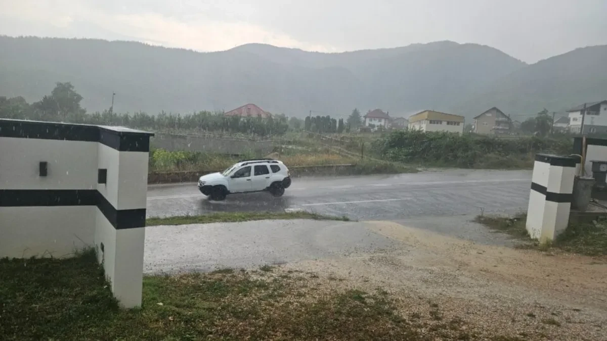 Potop! Nevreme se sručilo na Prijepolje, munje paraju nebo, reke teku ulicama (FOTO)