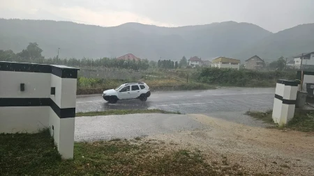 Potop! Nevreme se sručilo na Prijepolje, munje paraju nebo, reke teku ulicama (FOTO)