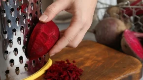 Zašto su sve domaćice počele da premazuju rende uljem? Trik koji niko nije znao, odjednom postao najpopularniji