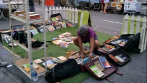 Kupio staru knjigu za siću, a ono što je bilo unutra ledi krv: Sve vodi do žene iz Novog Sada