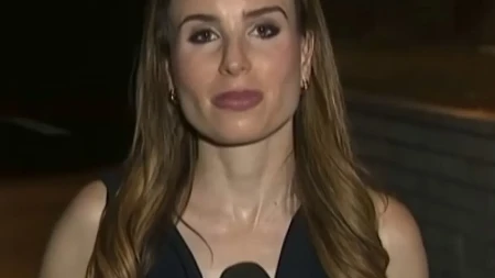 Bubašvaba joj gmizala po vratu usred programa uživo: Reakcija voditeljke ostavila gledaoce u neverici