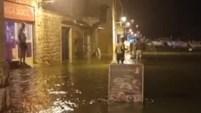 Jeziv prirodni fenomen na Hvaru naterao turiste u beg! Poplavljene ulice, brodovi zarobljeni (VIDEO)
