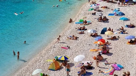 Vojni avion zamalo pokosio ljude na plaži: Letele ležaljke i suncobrani, pokrenuta hitna istraga (VIDEO)