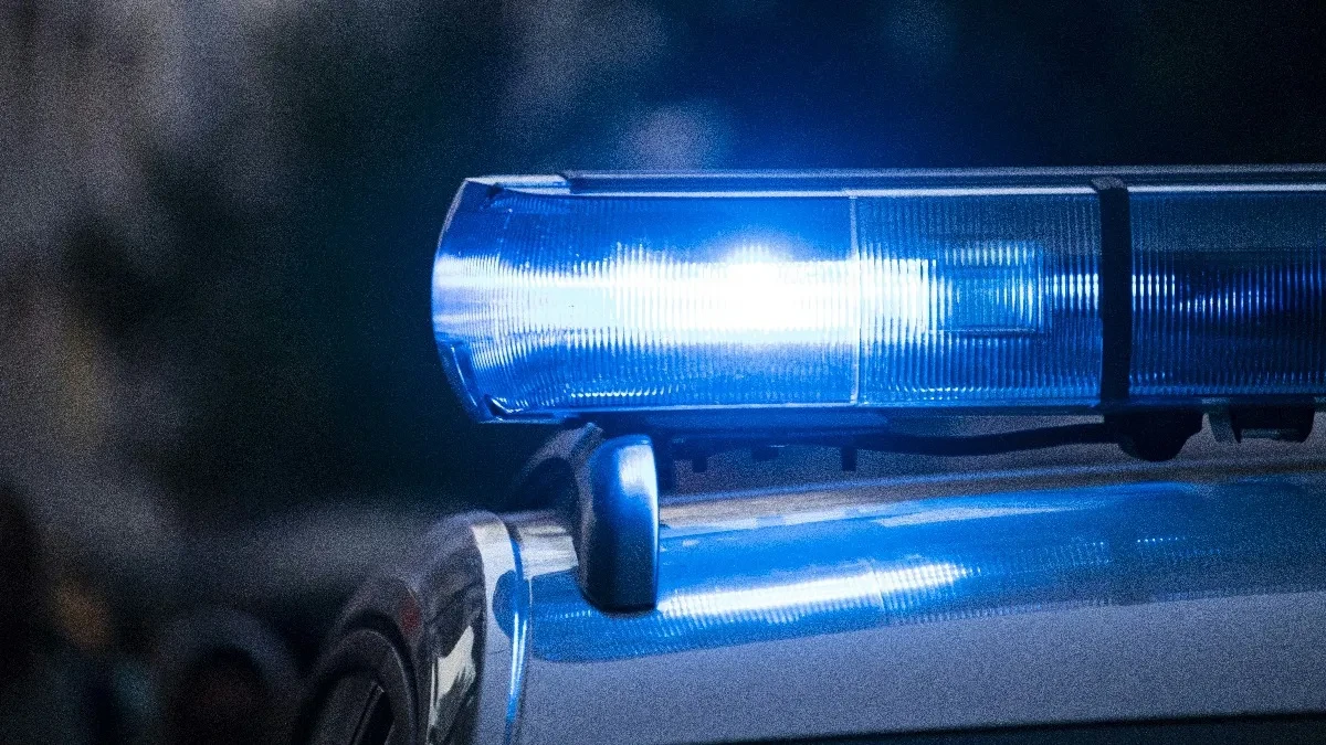 Težak udes u Jajincima: Automobil završio u kanalu pored puta, ima povređenih