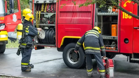 Cureo gas u zgradi, vatrogasci pod maskama upali u stan: Hitno evakuisani stanari!