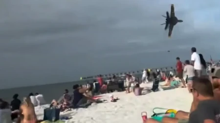 Panika na plaži! Borbeni avion preleteo tik iznad kupača: "Mislili smo da će nas pokositi!" (VIDEO)