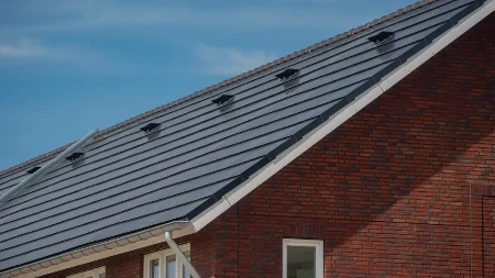 Novi "nevidljivi" krov pravi besplatnu struju - ne liči na solarne panele, a računi mogu drastično da padnu