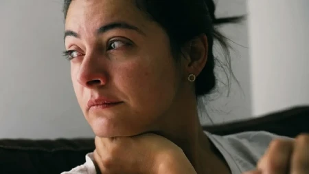 Ako ne želite da vas baš vide svi, ovaj trik će da upali: Kako da sakrijete da se plakali, evo kako da lice odmah splasne
