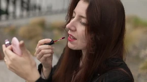 Karmin koji podmlađuje za tren: Ovu nijansu uvek biram kada želim da mi usne izgledaju punije, a lice svežije